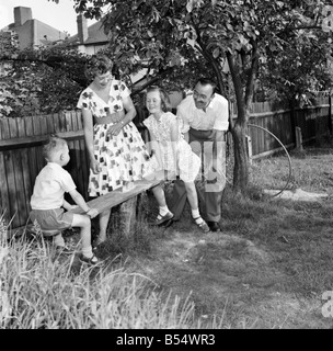 Familie zu Hause: Herr und Frau Atkins, (christliche Namen Thelma und Derek) und ihren beiden Kindern Paul im Alter von 4 Jahren und Julie im Alter von Stockfoto