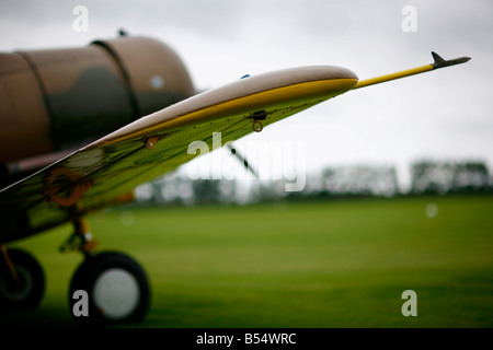 Ein privat geführter Weltkrieg II Harvard Stearman Flugzeuge mit Passermarke FT391 ist auf Goodwood Flugplatz in Hampsh gesehen. Stockfoto