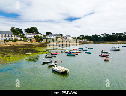 Kleine Boote vertäut am Larmor Baden Morbihan Bretagne Frankreich Europa Stockfoto