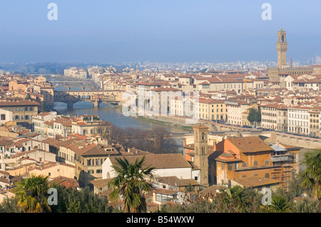 Eine große Stadtansicht Blick auf Florenz - NB Ponte Vecchio Brücke und den Turm des Palazzo Vecchio. Stockfoto