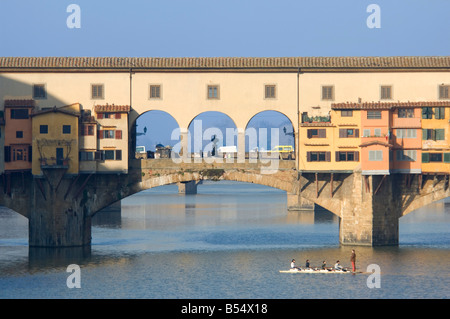Eine Ostansicht der Ponte Vecchio Brücke über den Fluss Arno zeigt des Vasari-Korridors verläuft, die im oberen Abschnitt. Stockfoto