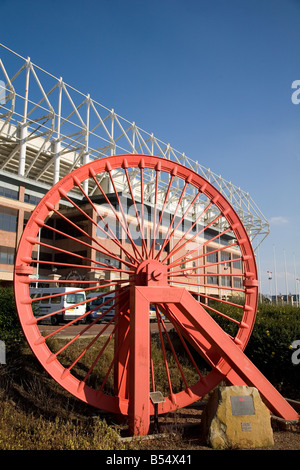 Eine symbolische rote Grube Kopf Rad steht auf dem Gelände der ehemaligen Zeche Wearmouth in Sunderland. Stockfoto