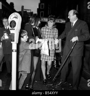 In der Dunkelheit eines frühen Morgens in Caxton Hall heiratete Marquess of Lansdowne (57), eine prominente Oppositionsführer im House Of Lords, die Hon Mrs Carnegie (33)-Tochter von Viscount Eccles. Das Paar kam in ihre Mini-Immobilien, angetrieben von dem Bräutigam und begleitet von Andrew Carnegie (7) Sohn der Braut und Lady Georgina Fitzmaurice, (19) Tochter des Bräutigams. (Links nach rechts) Andrew, Georgina, Braut und Bräutigam und Konfetti. Dezember 1969 Z12324-001 Stockfoto