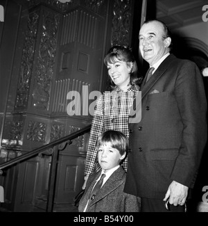 In der Dunkelheit eines frühen Morgens in Caxton Hall, Marquess of Lansdowne (57) eine prominente Oppositionsführer im House Of Lords, heiratete die Tochter Hon Mrs Carnegie (33) Viscount Eccles. Das Paar kam in ihre Mini-Immobilien, angetrieben von dem Bräutigam und begleitet von Andrew Carnegie (7) Sohn der Braut und Lady Georgina Fitzmaurice, (19) Tochter des Bräutigams. ; Nach der Zeremonie so dass Caxton Hall, Brücke, Bräutigam und Andrew. Dezember 1969 Z12324-002 Stockfoto