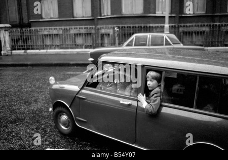 In der Dunkelheit eines frühen Morgens in Caxton Hall, Marquess of Lansdowne (57) eine prominente Oppositionsführer im House Of Lords, heiratete die Tochter Hon Mrs Carnegie (33) Viscount Eccles. Das Paar kam in ihre Mini-Immobilien, angetrieben von dem Bräutigam und begleitet von Andrew Carnegie (7) Sohn der Braut und Lady Georgina Fitzmaurice, (19) Tochter des Bräutigams. Das Brautauto, Mini Estate verlassen und Andrew Ausschau. Dezember 1969 Z12324-005 Stockfoto