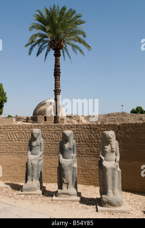 Alten pharaonischen Statuen angezeigt auf der Open Air Museum befindet sich in der nordwestlichen Ecke der Fußgängerzone Amon-Re bei komplexen ägyptischen Karnak Stockfoto