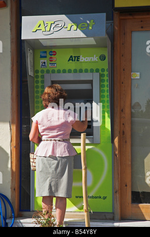 Frau mit Geldautomat Rückansicht Rethymnon Kreta Griechenland September 2008 Stockfoto