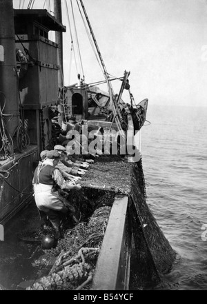 North East Coast Schleppnetzfischer heben sich die Netze nach 5 Stunden. Angeln in Nordsee und alle Hände wechseln Sie zur Aufgabe in der Hoffnung, dass es einen Recond Fang sein wird. ; Ergebnis wird in ein anderes Bild angezeigt. ; Mai 1942; P012255 Stockfoto