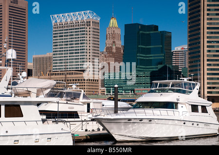 Einen Blick auf die Skyline von Baltimore Maryland von Inner Harbor gesehen Stockfoto