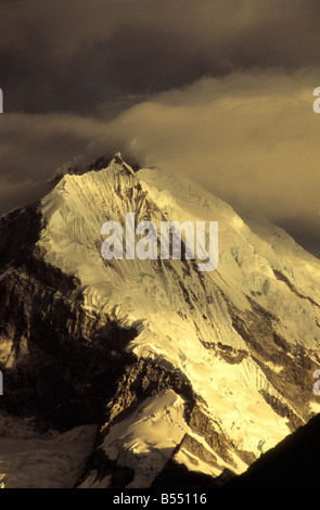 Mt Chopicalqui und stürmischen Licht, Cordillera Blanca, Peru Stockfoto