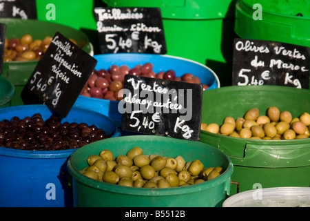 Oliven - Markt in Vic-Fezensac - Südfrankreich Stockfoto