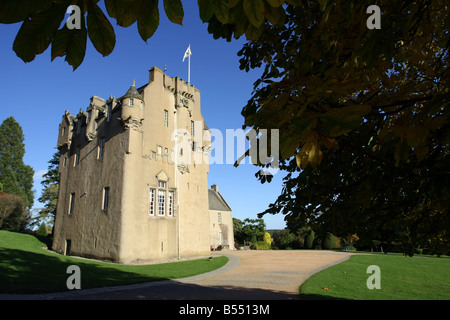 Außenansicht des Crathes Castle und einen Garten in der Nähe von Banchory, Aberdeenshire, Schottland, UK Stockfoto