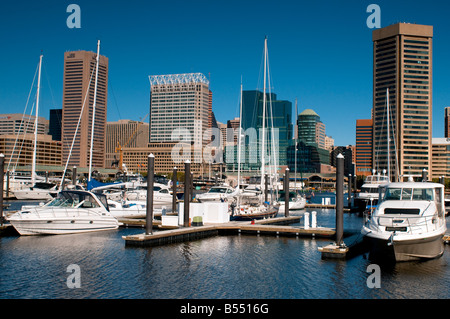 Einen Blick auf die Skyline von Baltimore Maryland von Inner Harbor gesehen Stockfoto