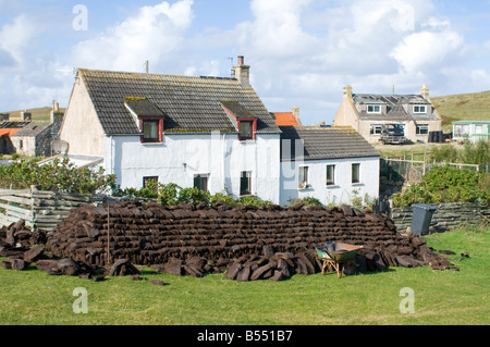 Torf-Stack in einem Croft House bei Clerkhill Crask Bettyhill Sutherland schottischen Highlands Schottland UK Stockfoto