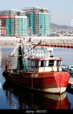 Angelboot/Fischerboot im Hafen von Swansea mit Waterfront Apartment Neuentwicklung im Hintergrund Stockfoto