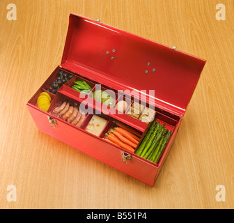 rote Werkzeugkasten mit Essen in oberes Fach Stockfoto