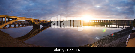 Die drei Brücken bei Sonnenuntergang Berwick nach Tweed mit Blick auf den Fluss Tweed in Richtung Tweedmouth Stockfoto