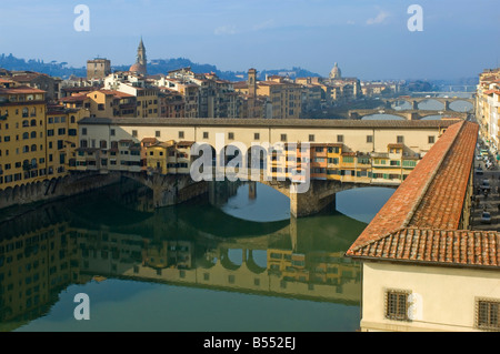 Eine Luftaufnahme der Ponte Vecchio Brücke über den Fluss Arno zeigt des Vasari-Korridors verläuft, die im oberen Abschnitt. Stockfoto