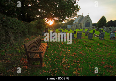 Eine Bank auf dem Friedhof von St. Marien Kirche, alte Hunstanton Norfolk. Stockfoto