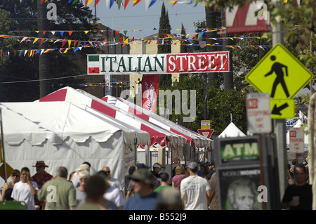 Ein Zeichen, die Ausweisung einer Fläche wie Italienisch Straße einen Teil einer Straße mit ein internationales Thema markiert Stockfoto