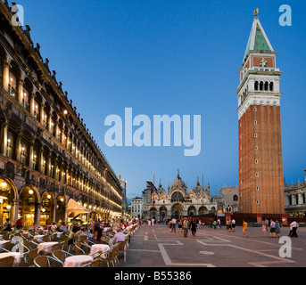 Restaurants in der Piazza San Marco in der Nacht vor dem Campanile und Basilika, Venedig, Veneto, Italien Stockfoto
