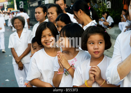 Menschenmassen erwarten die bunte Prozession während das vegetarische Festival in Phuket. Stockfoto
