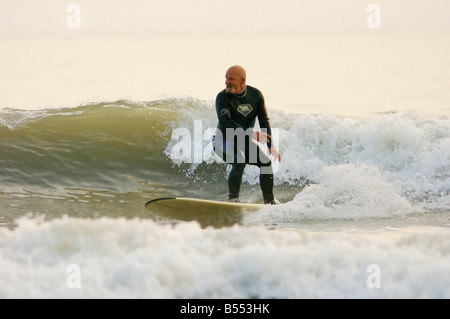 Applying Surfer Rest Bay Porthcawl Mid Glamorgan Stockfoto