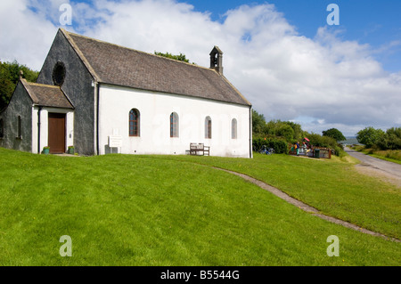 Jura-Pfarrkirche in Craighouse Village, eine Kirche von Schottland Kirk gebaut im Jahre 1777, Blick nach Norden über kleine Inseln Bucht Stockfoto