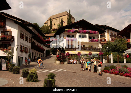 Burg und Zentrum von Schenna bei Meran Südtirol Italien Stockfoto