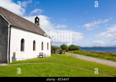 Jura-Pfarrkirche in Craighouse Village, eine Kirche von Schottland Kirk gebaut im Jahre 1777, Blick nach Norden über kleine Inseln Bucht Stockfoto