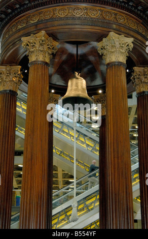 Berühmte Lutine Bell hängen in der Tribüne im Underwriting-Zimmer im Herzen von Lloyd's Building, City of London, England Stockfoto