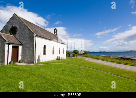 Jura-Pfarrkirche in Craighouse Village, eine Kirche von Schottland Kirk gebaut im Jahre 1777, Blick nach Norden über kleine Inseln Bucht Stockfoto