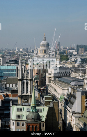 Schräge Luftbild von der City of London, Blick nach Westen: St. Pauls Cathedral Kuppel, ein Geflügel, Bank und Royal Exchange Stockfoto