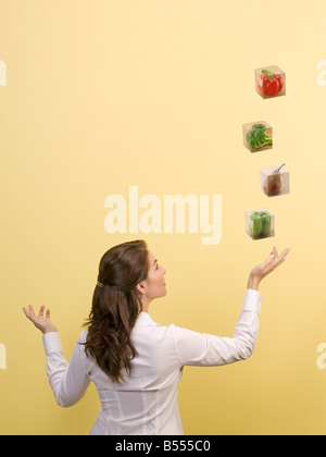 Frau wirft Futterblöcke in der Luft Ernährung Ernährung Gesundheit Essen Stockfoto