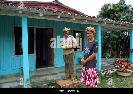 Ein Tabak-Bauer mit seiner Frau vor ihrem Haus im Vinales Tal in der Nähe von Pinar del Rio in Kuba Stockfoto