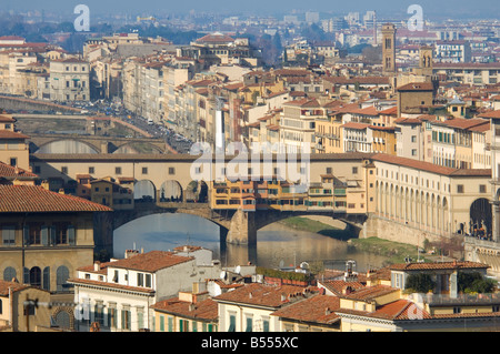Eine Luftaufnahme der Ponte Vecchio Brücke über den Fluss Arno zeigt des Vasari-Korridors verläuft, die im oberen Abschnitt. Stockfoto