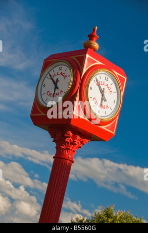 Altmodische rote Gusseisen Uhrturm am Bahnhof in Chama New Mexico Stockfoto