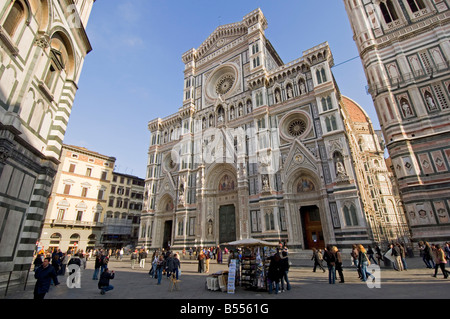 Eine konvergierende vertikale Ansicht von links nach rechts das Baptisterium, der Dom und der Glockenturm an der Piazza Del Duomo von Florenz. Stockfoto