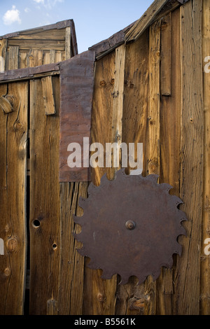 Detail der knorrigen, verknoteten Holz und Teil des Woodsaw in der Geisterstadt Bodie Stockfoto