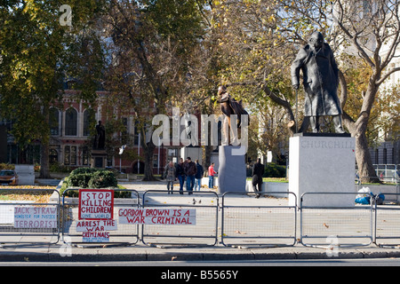 Anti-Krieg und Regierung Plakate im Parlament Square Westminster in London Stockfoto