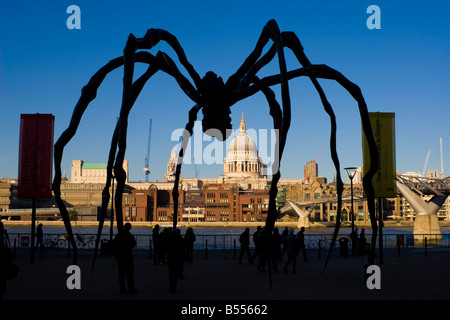 Riesige Metall Skulptur einer Spinne von Louise Bourgedis außerhalb der Kunstgalerie Tate Modern London mit St. Pauls Kathedrale Stockfoto
