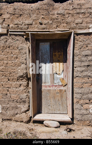 Alte Holztür in Adobe-Gebäude in New Mexico Stockfoto