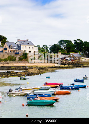 Kleine Boote vertäut am Larmor-Baden Morbihan Bretagne Frankreich Europa Stockfoto