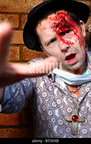 Portrait Mann gekleidet wie ein zombie Stockfoto