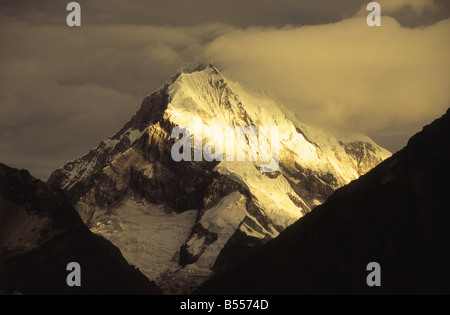 Mt Chopicalqui und stürmischen Licht, Cordillera Blanca, Peru Stockfoto