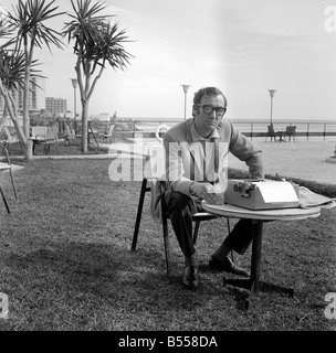 Johnny Speight TV Drehbuchautor an Costa Del Sol in Spanien s sitzt an einem Tisch draußen mit seiner Schreibmaschine und ein Getränk mit Brille schaut in die Kamera posierte Schuss Sunday Mirror granadamedia0805 Stockfoto