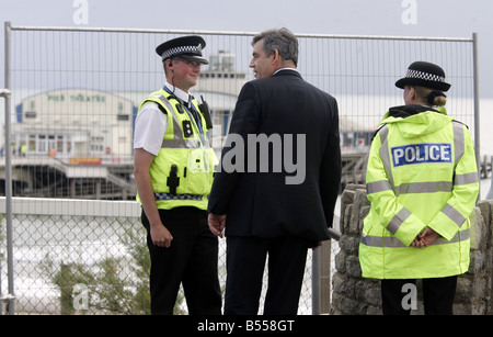 Labour Party Konferenz Bournmouth Premierminister Gordon Brown flankiert von zwei Polizisten außerhalb der Konferenz 25. September 2007 Stockfoto