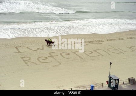 Labour Party Konferenz Bournmouth 25. September 2007 Nachricht gekritzelt im Sand ich will ein Referendum am Strand Stockfoto