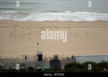 Labour Party Konferenz Bournmouth 25. September 2007 Nachricht gekritzelt im Sand ich will ein Referendum am Strand Stockfoto