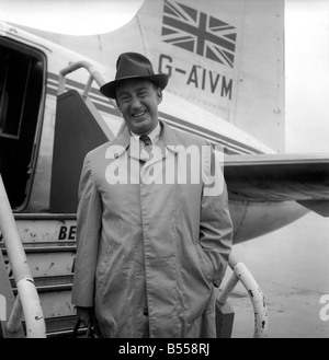 Politik: USA: Mr Adlai Stevenson, einmaligen Kandidat bei den Präsidentschaftswahlen U.S.A. angekommen Northolt Flughafen heute Abend von Paris. Juli 1953 D3765-001 Stockfoto